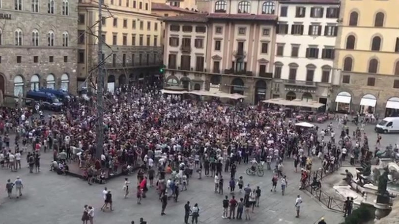 La manifestazione in piazza della Signoria (New Press Photo)