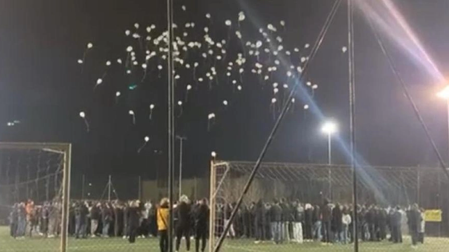 Il lancio di palloncini bianchi ieri sera al campo di Bastiglia