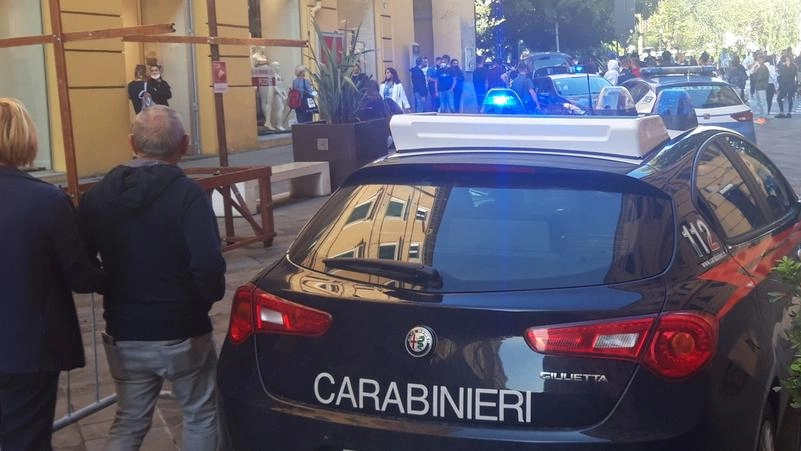 Due Gazzelle dei carabinieri e una Volante della polizia su Corso Garibaldi