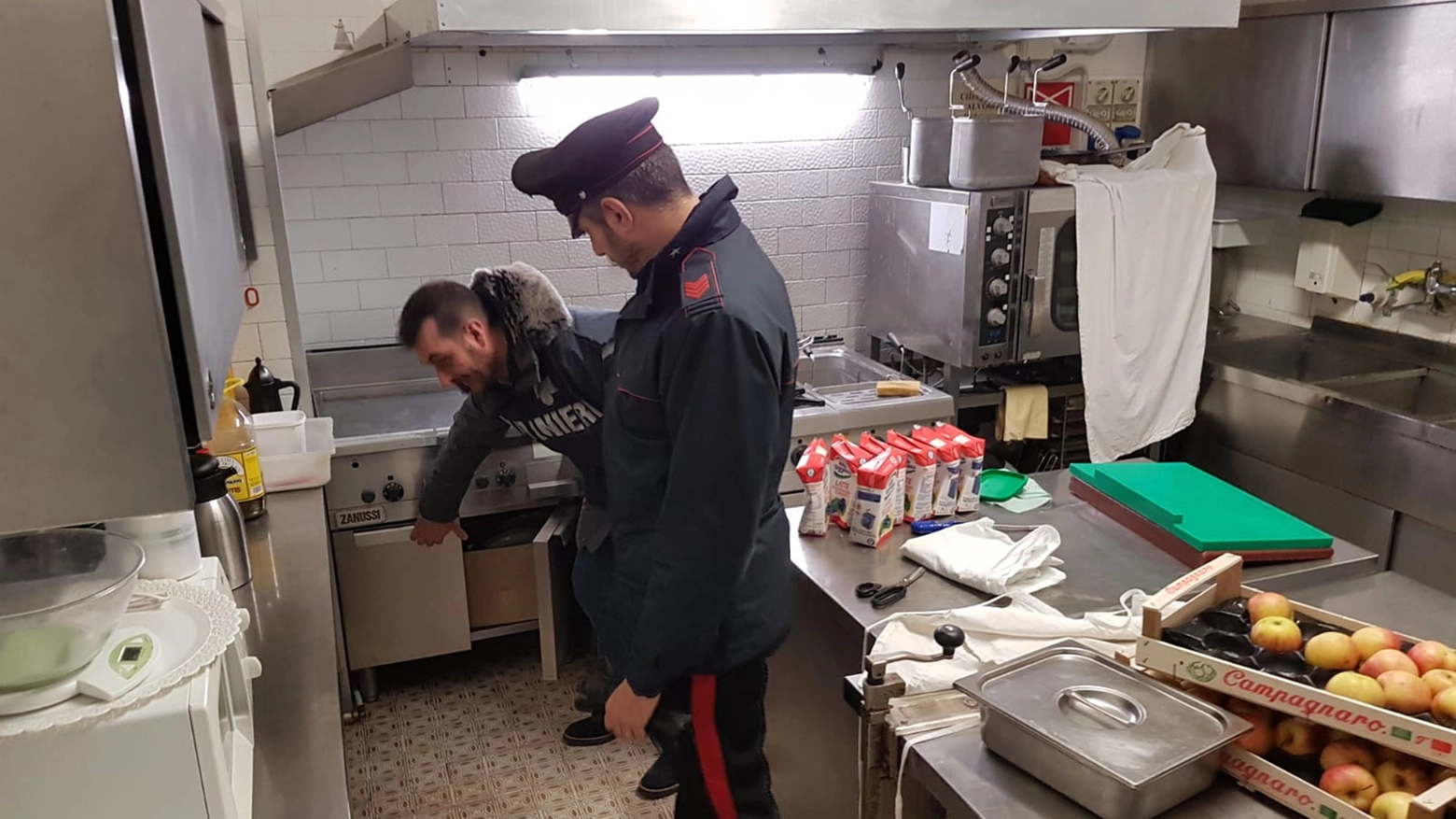 I controlli dei carabinieri nella casa di riposo (Foto Migliorini)