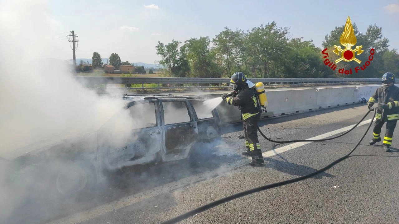 Incendio in A14, brucia un'auto