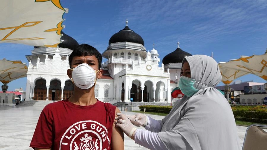 Vaccinazione alla Grande Moschea Baiturrahman nel centro di Banda Aceh, Indonesia (Ansa)