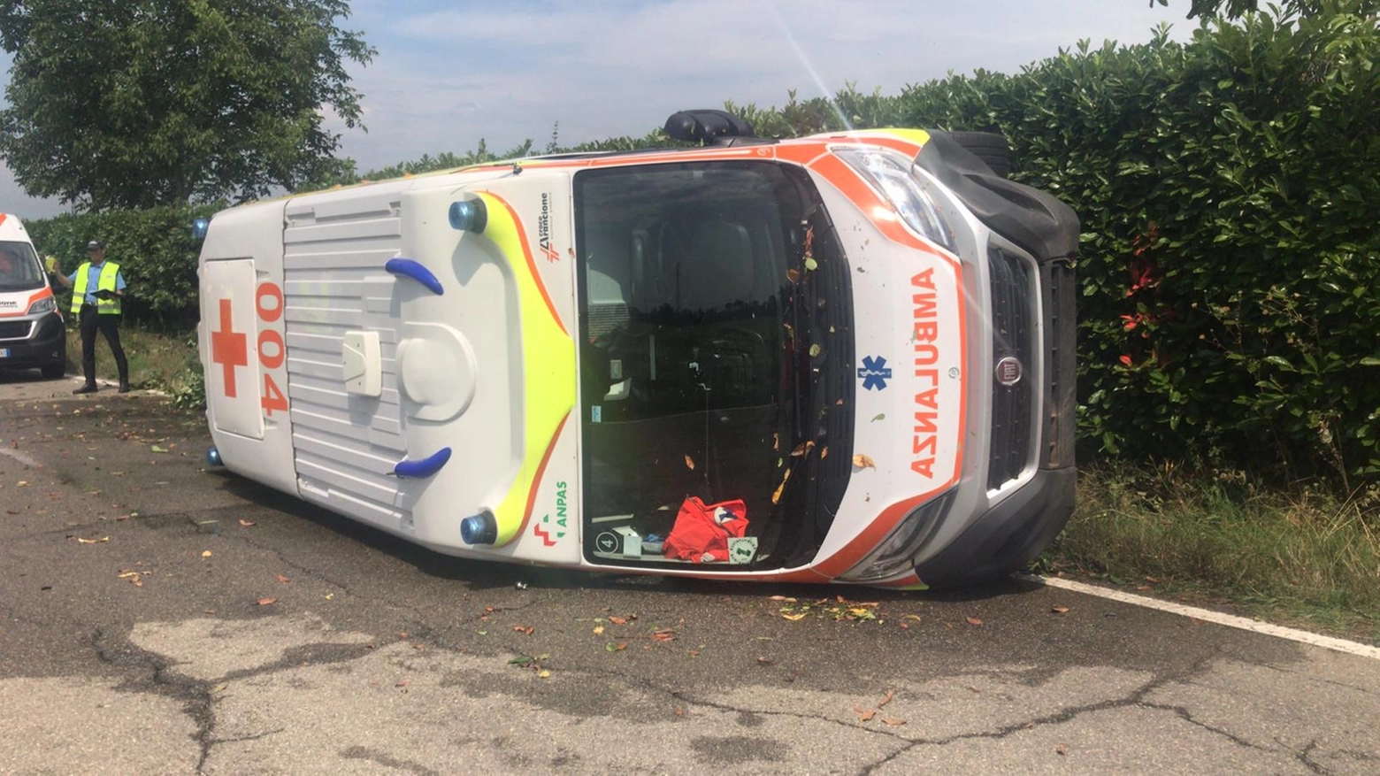 Incidente a Montecchio, ambulanza ribaltata