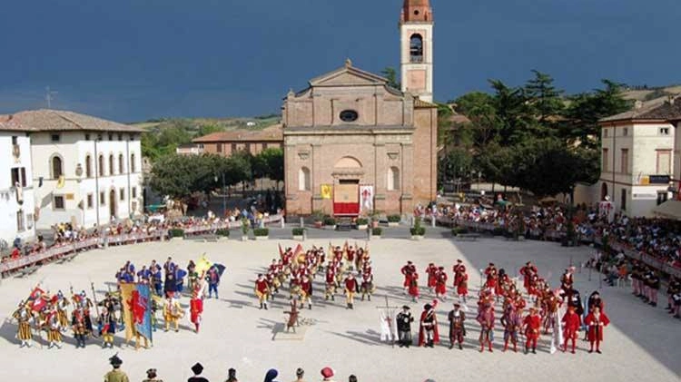 I congradaioli schierati in piazza d'Armi in occasione di una vecchia edizione del Palio