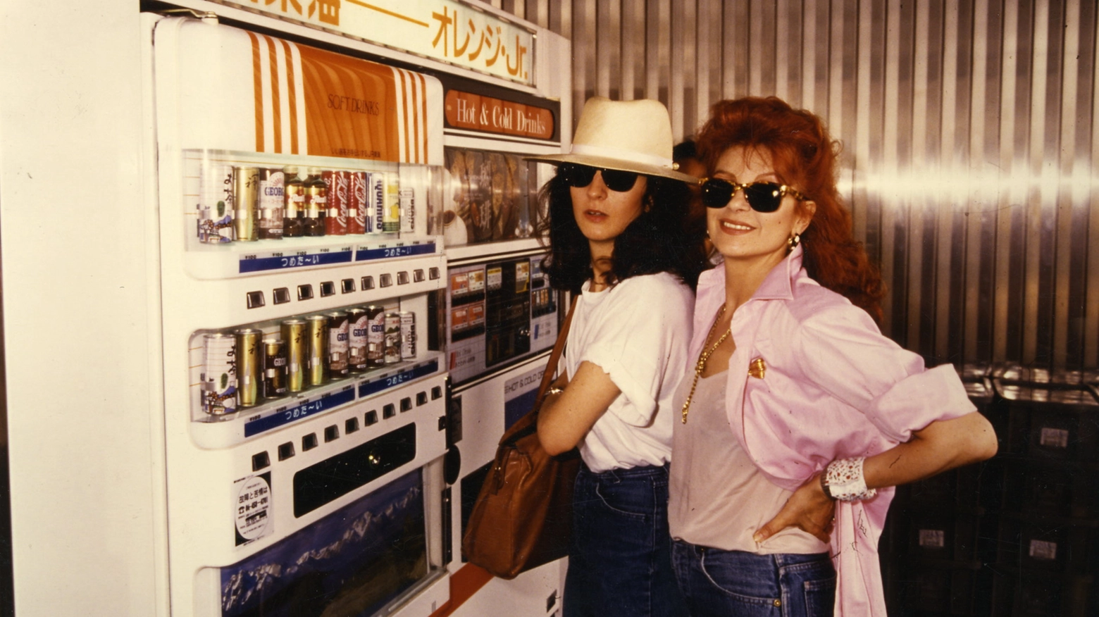 Un'immagine di Milva con la figlia datata 1986