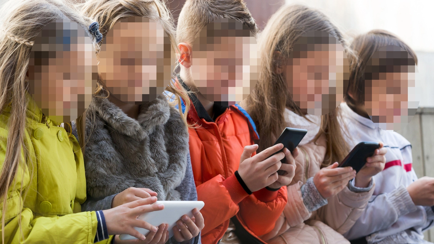 Niente smartphone e social fino ai 13 anni: a Modena arriva il 'Patto digitale' tra i genitori