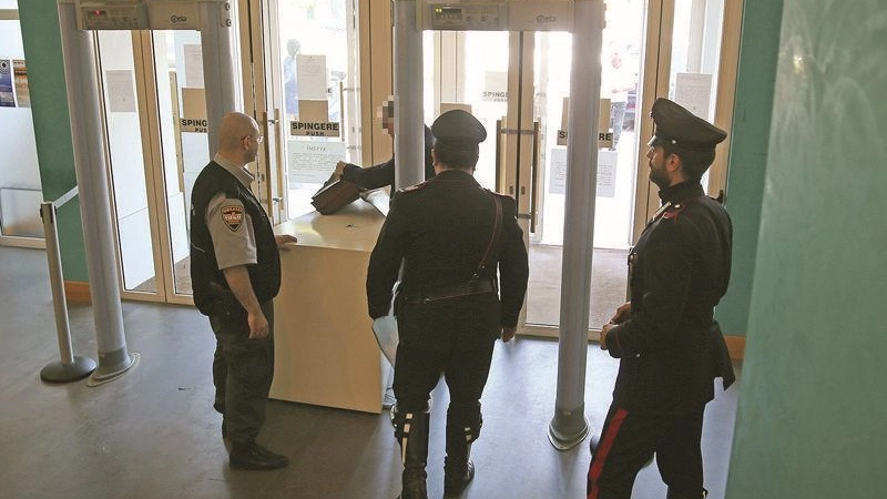 L’ingresso del tribunale di Pesaro, i ladri furono arrestati dalla Volante della polizia