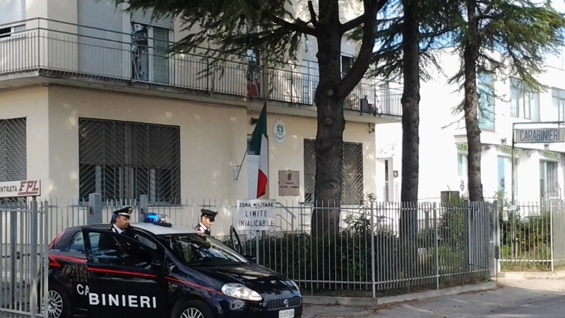 Una pattuglia dei carabinieri di Monte Porzio davanti alla propria caserma
