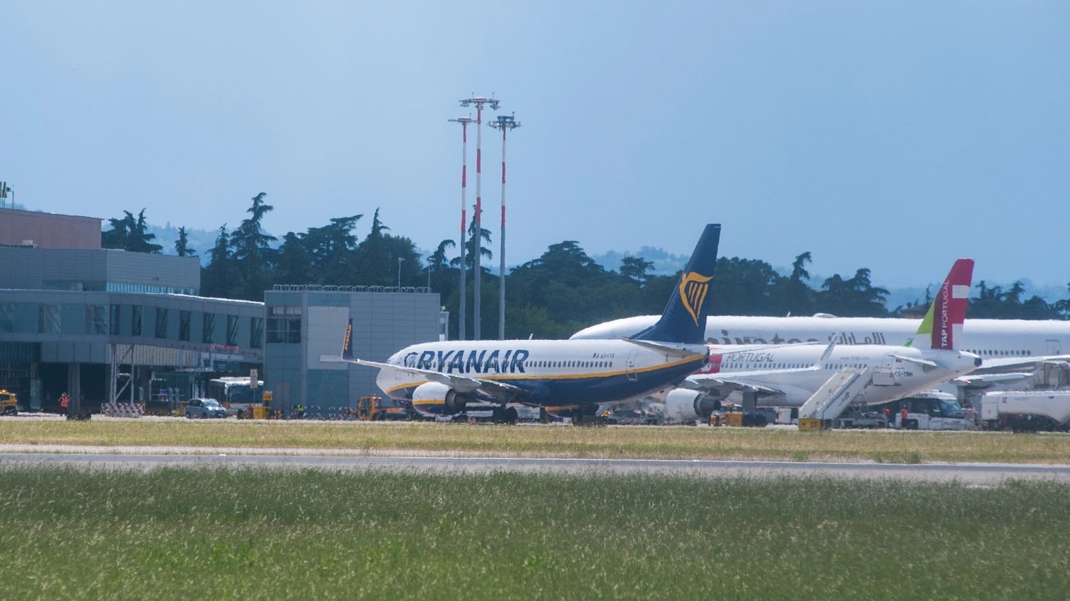 Un aereo Ryanair parcheggiato al Marconi