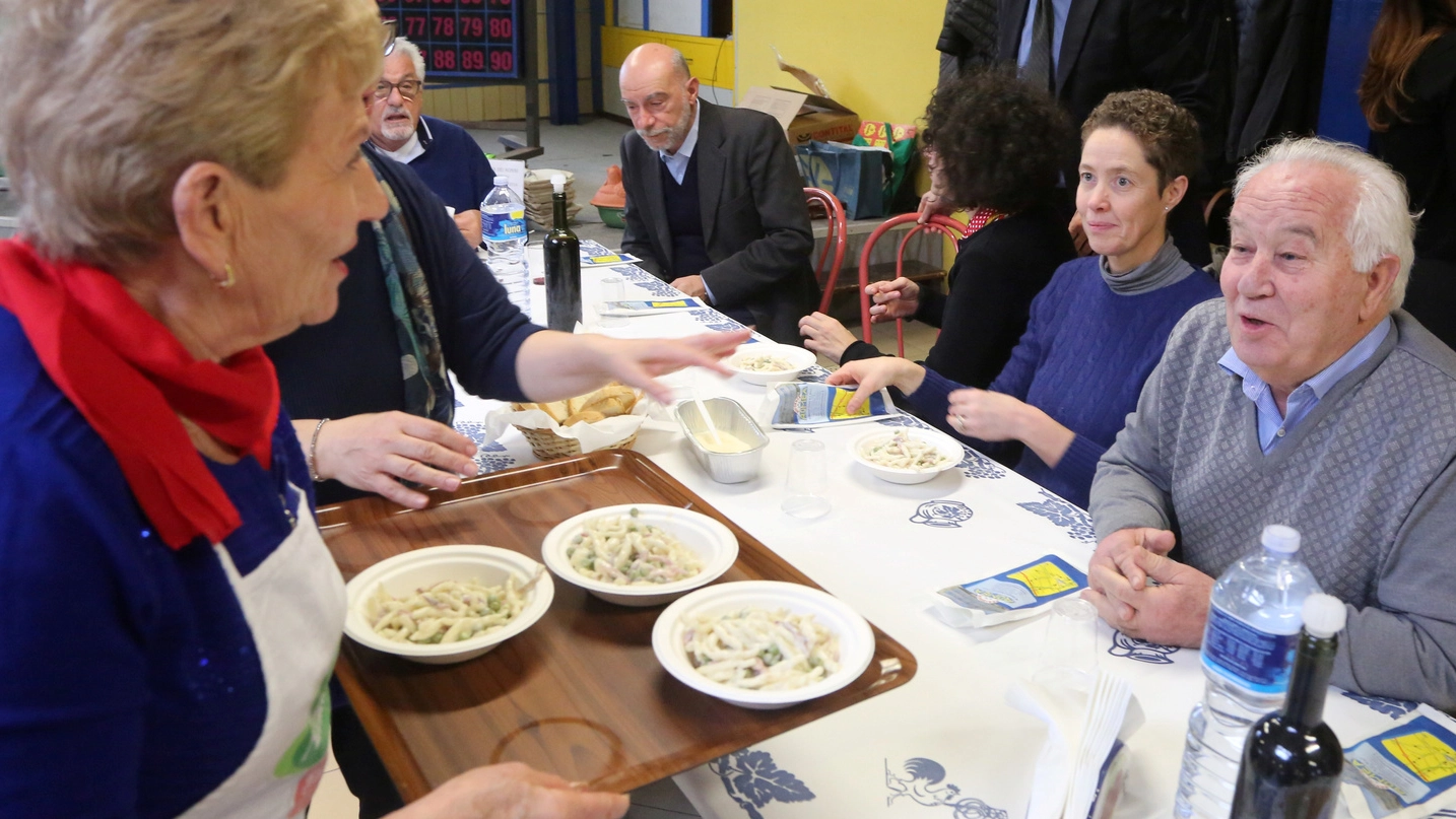 Una cena con anziani a Cesena