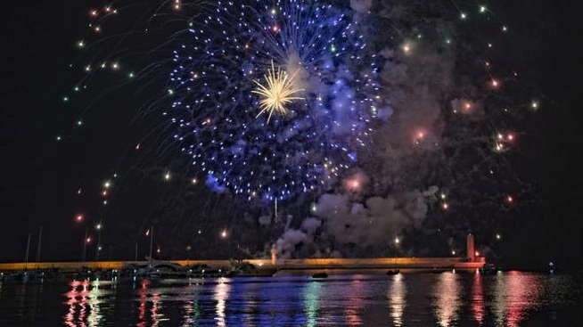Fuochi d'artificio per il gran finale della 'Festa del mare' a Marina di Ravenna.