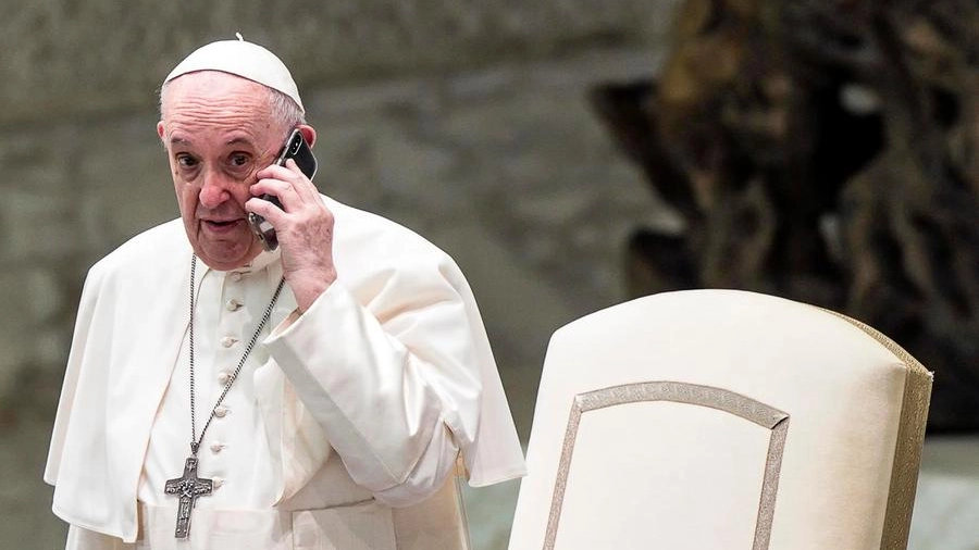 Papa Francesco al telefono durante l'udienza generale (Ansa)