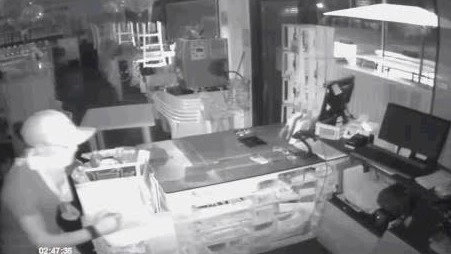 un ladro ripreso dalla telecamera interna del negozio