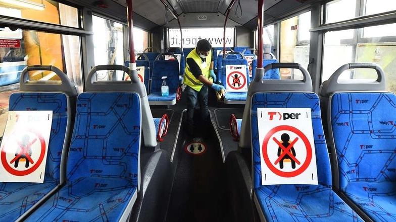 Il team di operatori provvede a pulizia e sanificazione dei bus di Tper