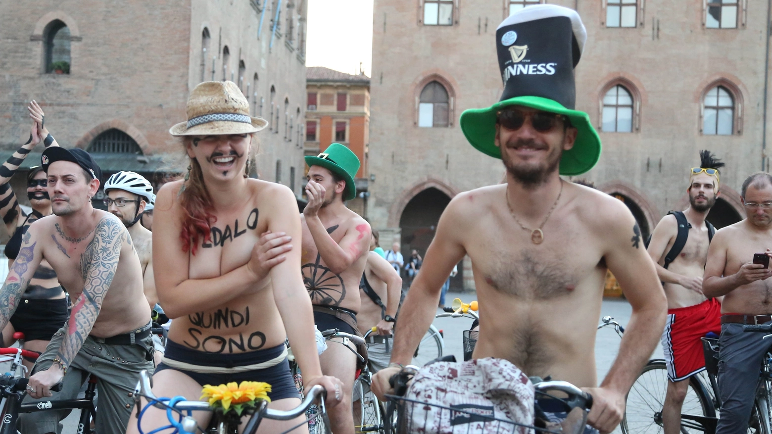 Bologna, ciclonudisti in piazza Maggiore (FotoSchicchi)