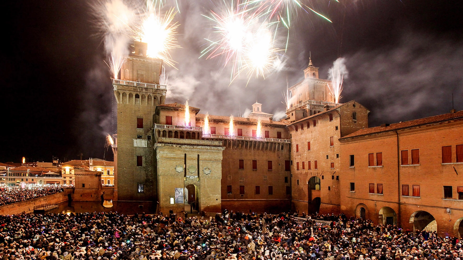 Capodanno a Ferrara, l'evento clou è l'incendio del Castello (foto Samaritani)