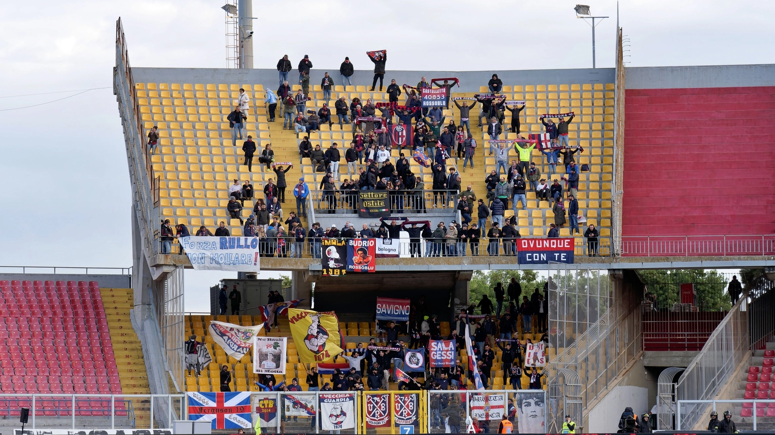 Lo spicchio di tifosi rossoblù presente allo stadio Via del Mare di Lecce (foto ALIVE)