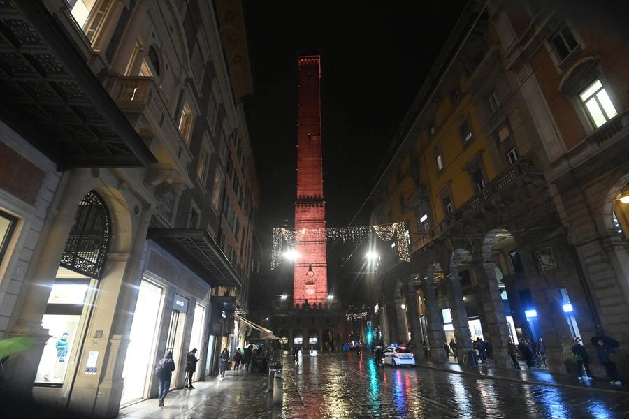 La Torre degli Asinelli illuminata per le feste a Bologna (FotoSchicchi)