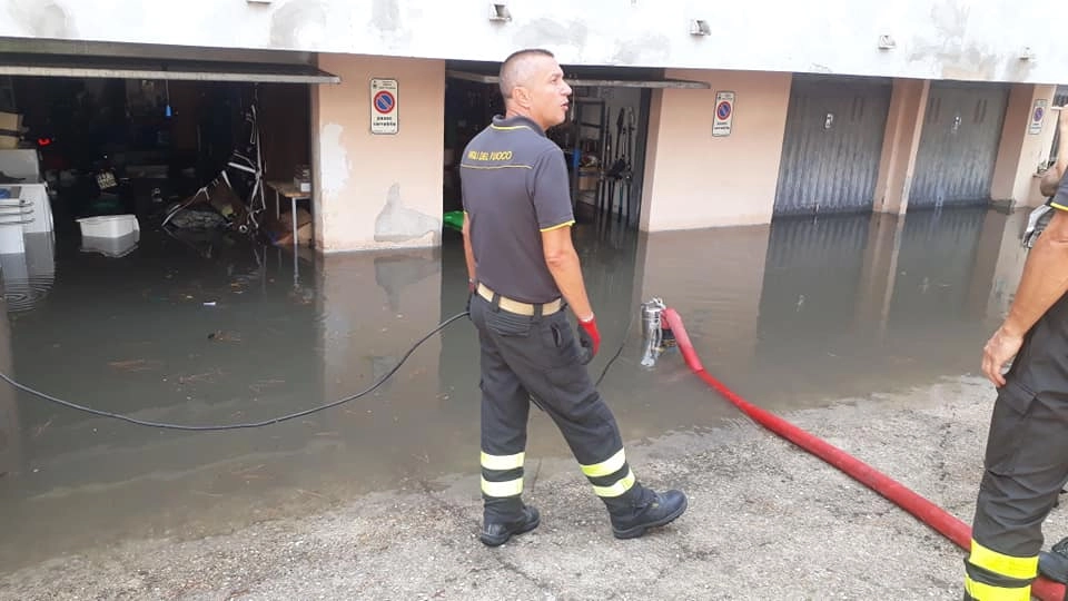Vigili del fuoco al lavoro con le idrovore