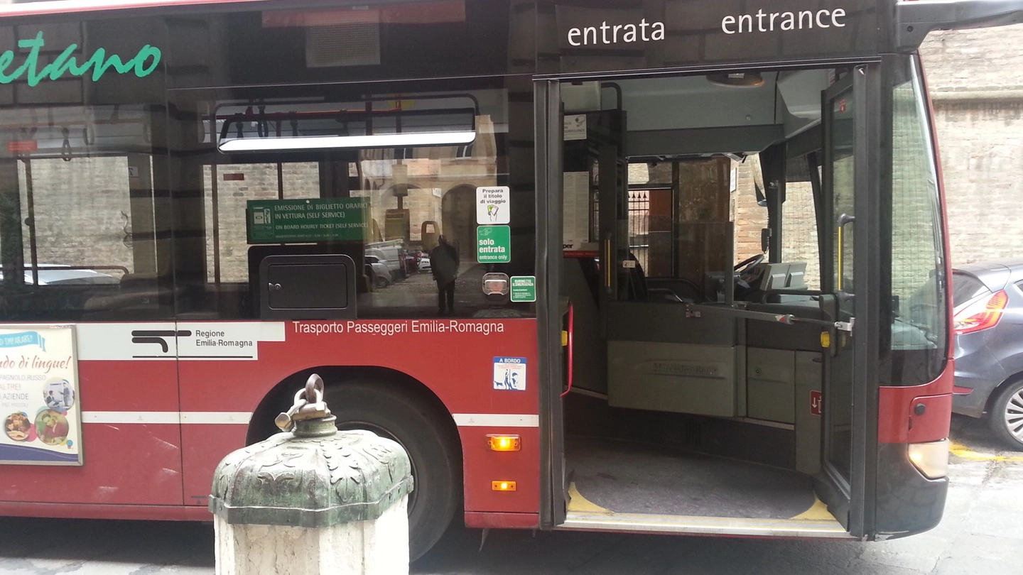 Un bus a Bologna. Venerdì 21 ottobre sciopero di Usb, possibili disagi ai trasporti (foto Schicchi)