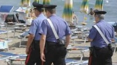 I carabinieri hanno arrestato un 42enne romeno sorpreso a rubare sotto l’ombrellone