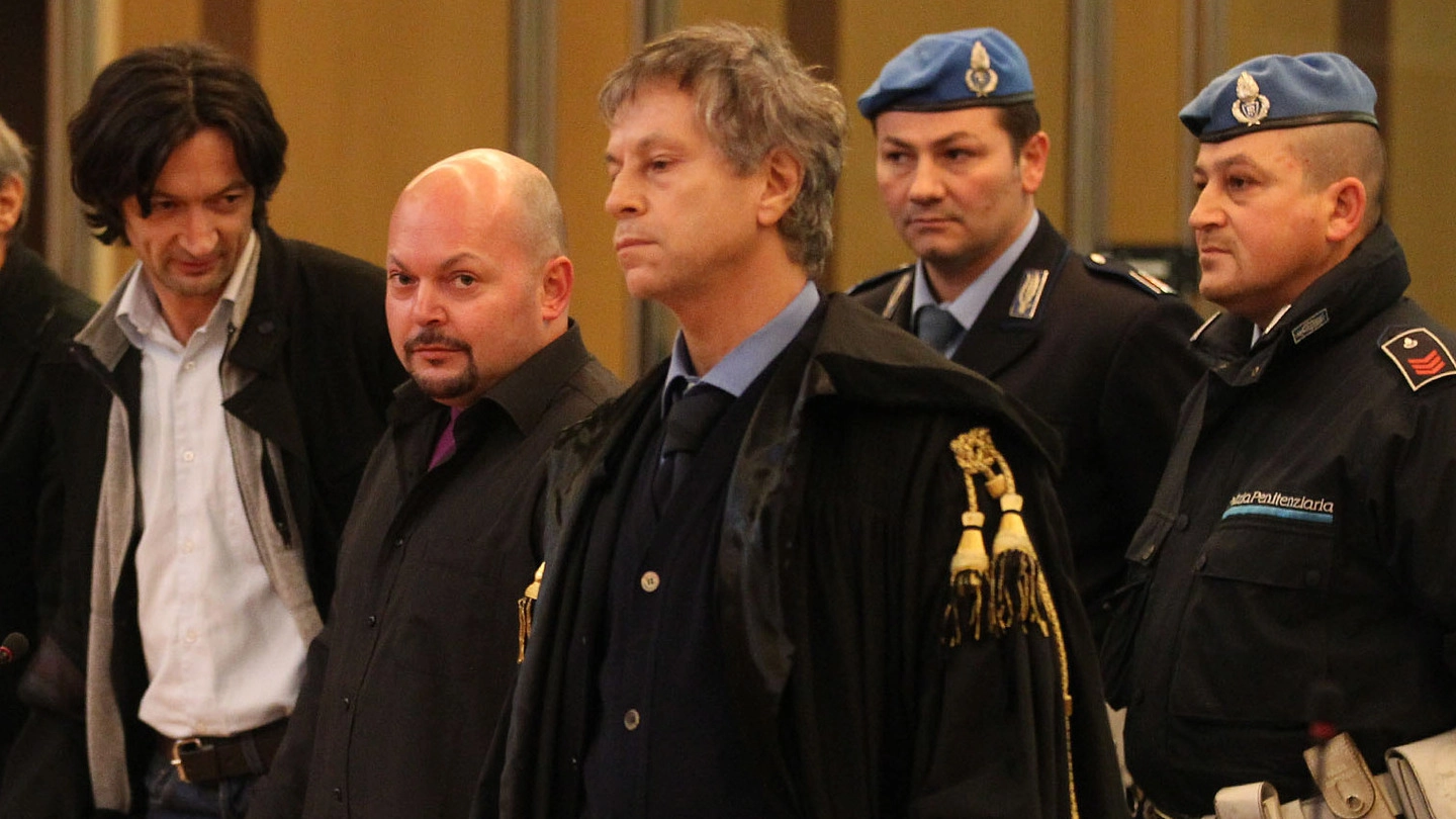Marco Cantini, secondo da sinistra, durante il processo