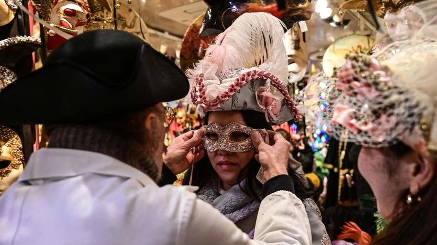 Carnevale Venezia 2023, ordinanza vieta coriandoli e stelle filanti di plastica