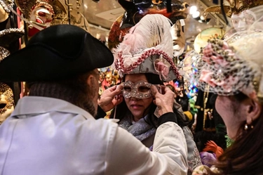 Carnevale Venezia 2023, ordinanza vieta coriandoli e stelle filanti di plastica