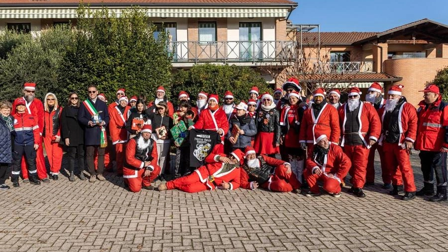 Un corteo di Babbi Natale in moto    porta ai bambini regali e solidarietà    