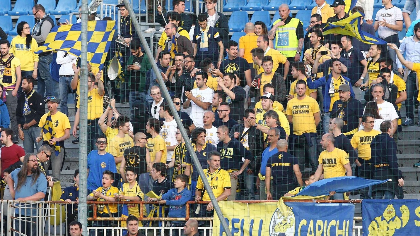 i tifosi del Modena che hanno seguito la squadra nell’ultima trasferta a Novara (foto Lapresse)