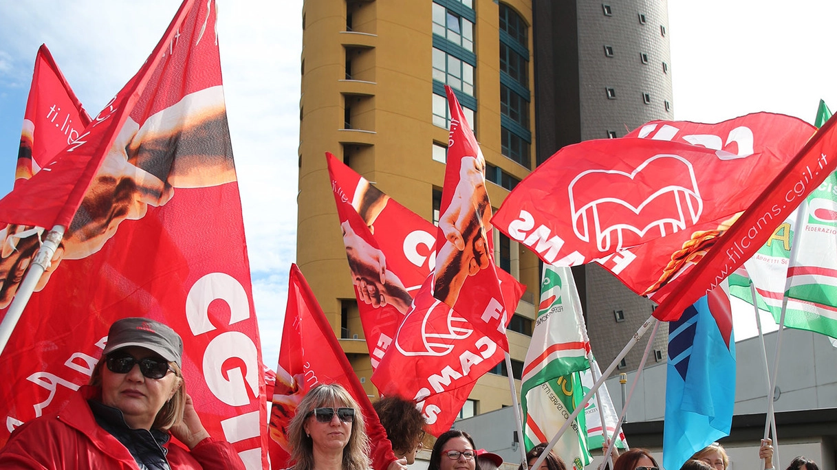 Una delle manifestazioni sindacali di protesta durante la vertenza Mercatone Uno