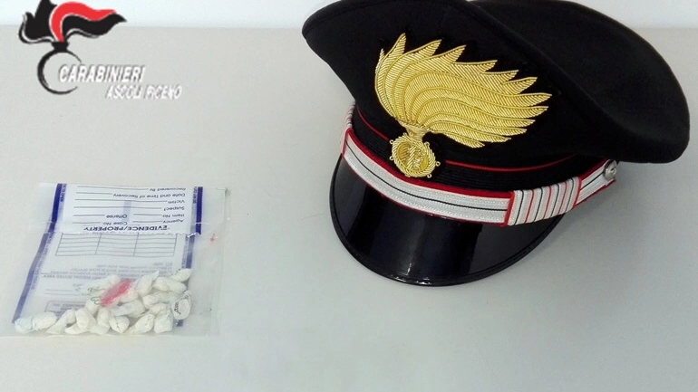 Le dosi di droga sequestrate dai carabinieri