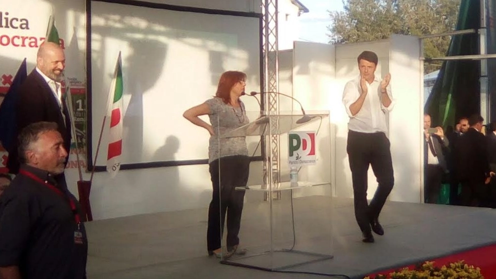 Renzi sul palco della Festa con il segretario Bursi e il presidente della Regione Bonaccini