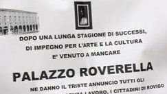 Il necrologio affisso a sorpresa sul portone di Palazzo Roverella 