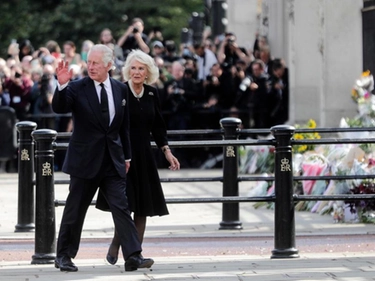 Addio alla Regina Elisabetta, re Carlo ha parlato alla nazione: le notizie in diretta