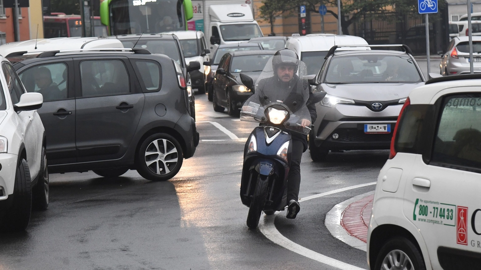 Traffico alla rotonda di via Zanardi (foto Schicchi)