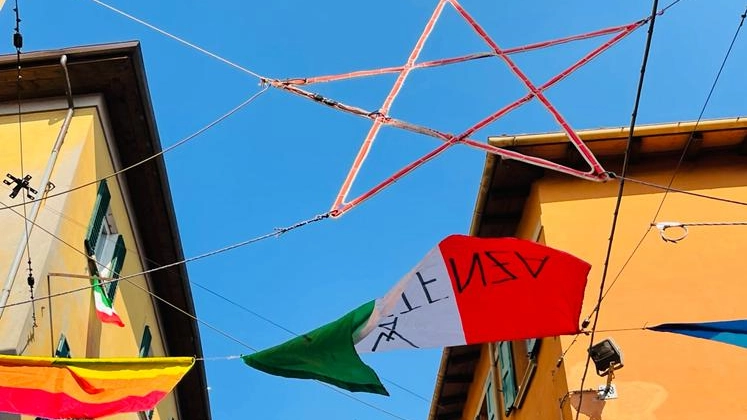 Bandiere in via del Pratello per il 25 aprile 