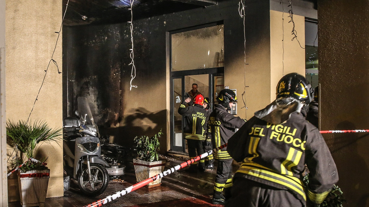 Pesaro, l’incendio alla scuolaguida Bassani (FotoPrint)
