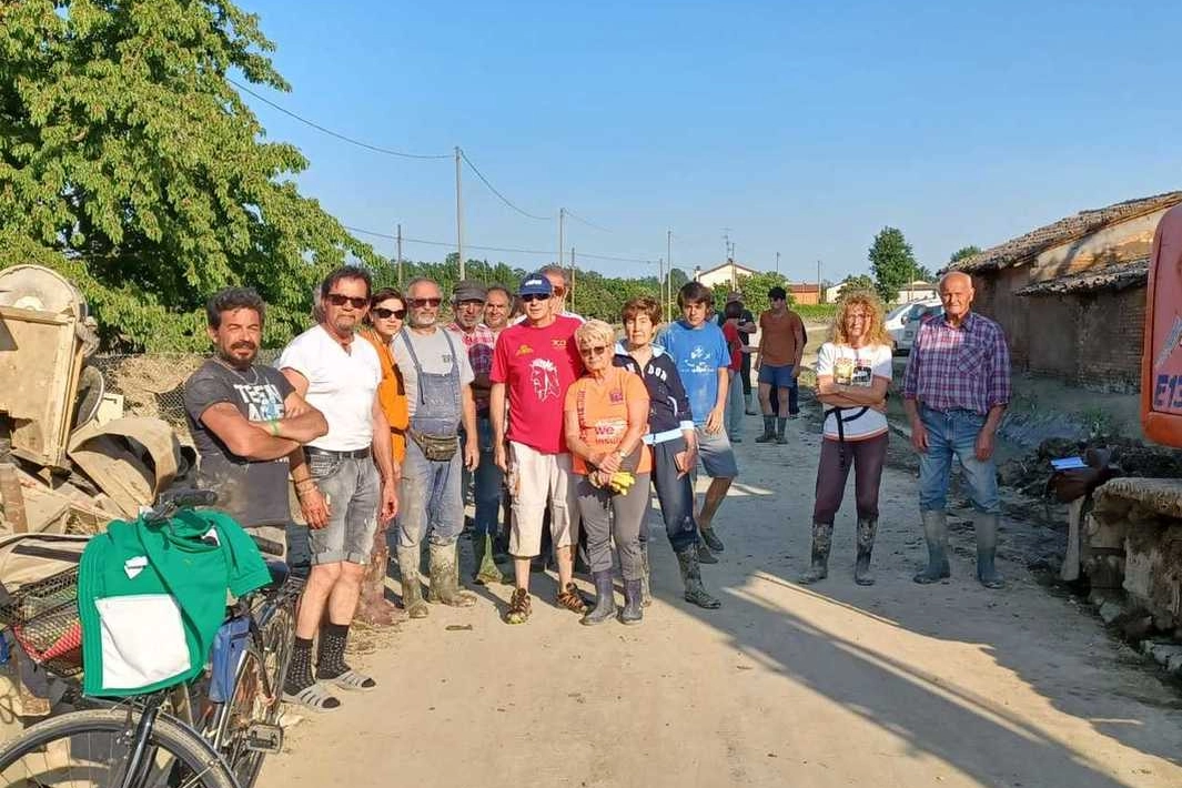 Residenti di via Muraglione e volontari arrivati a dare una mano