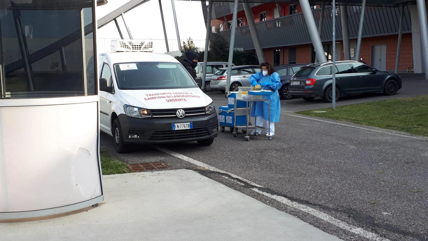 Un'operatrice sanitaria davanti all'ospedale di Schiavonia (Padova) Foto Ansa