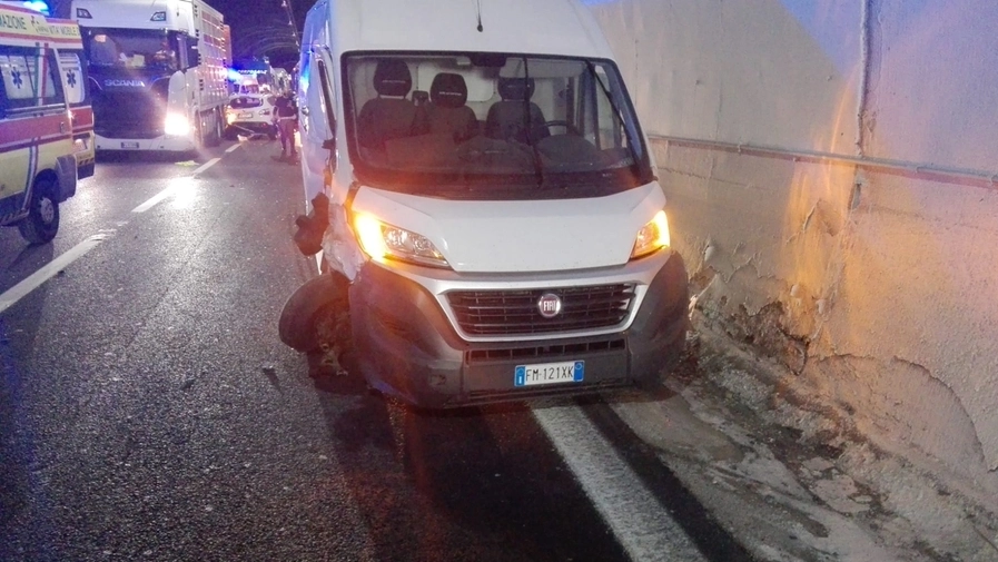 Incidente in A14 a Gruttammare, in galleria Montesecco