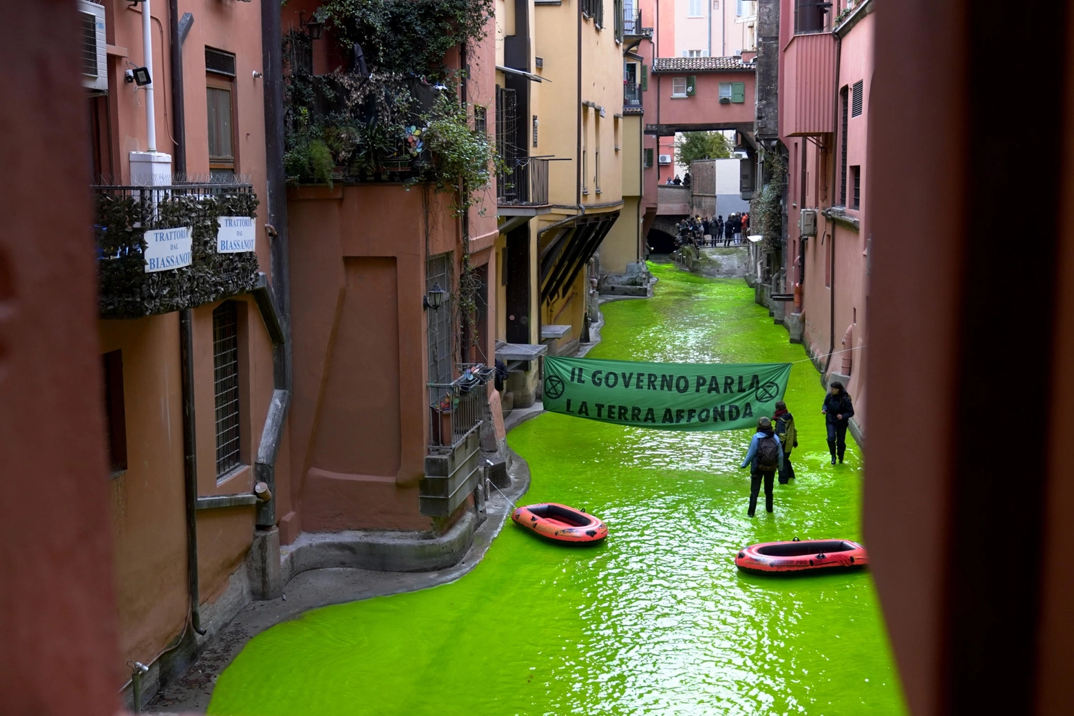 Blitz ambientalisti a Bologna, colorante verde nelle acque del Canale delle Moline