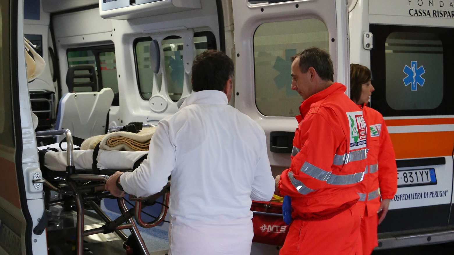 Un'ambulanza con gli operatori sanitari (foto d'archivio)