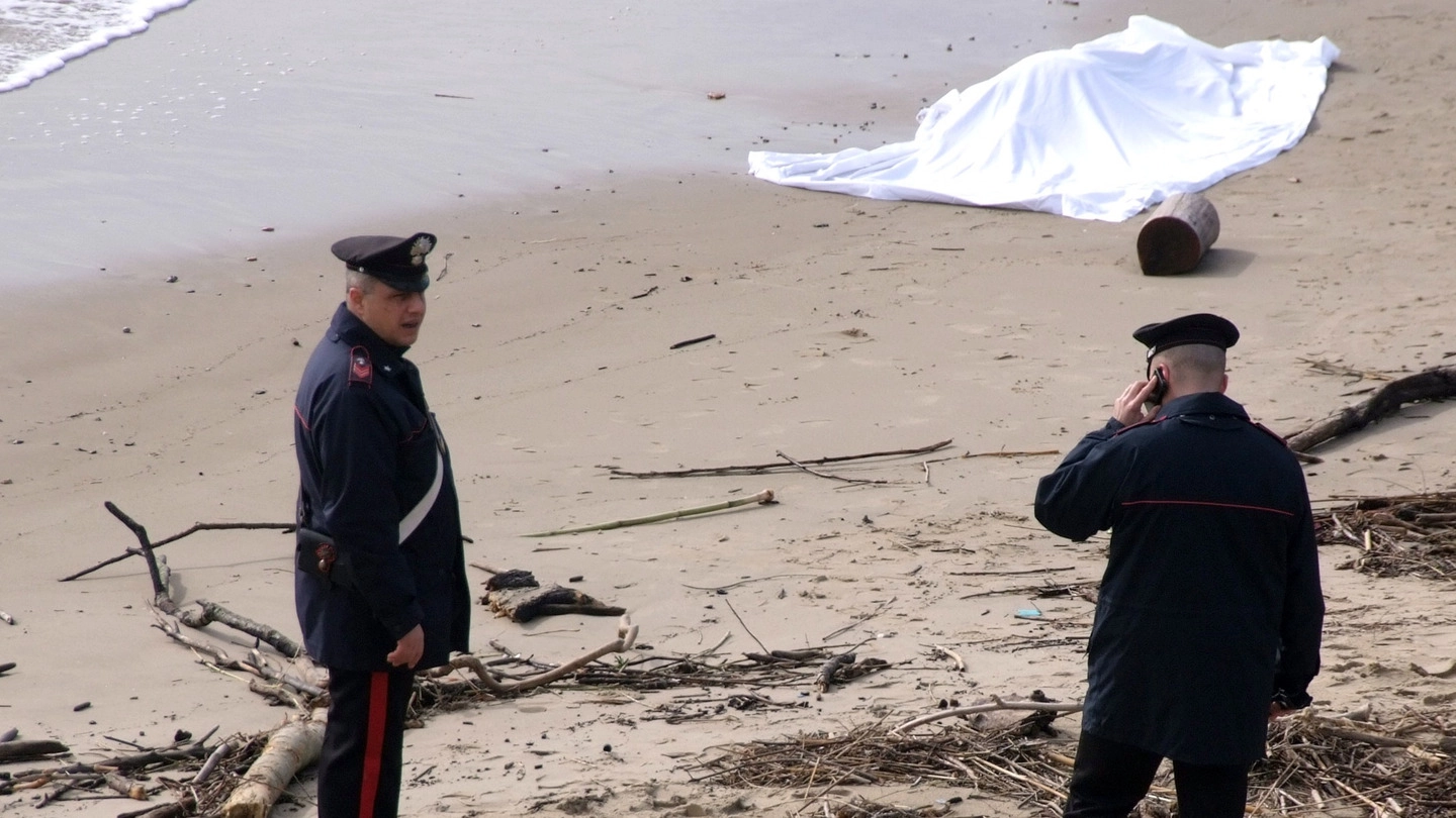 Cadavere in spiaggia, carabinieri al lavoro (Foto di repertorio Agostini)