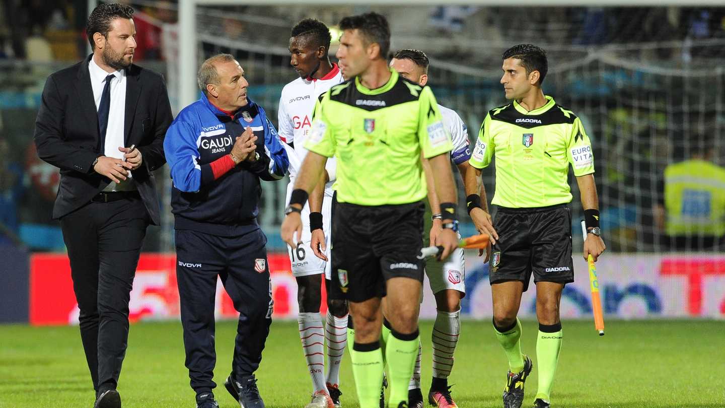 Carpi chiede spiegazioni all'arbitro alla fine della gara col Pisa (Fiocchi)