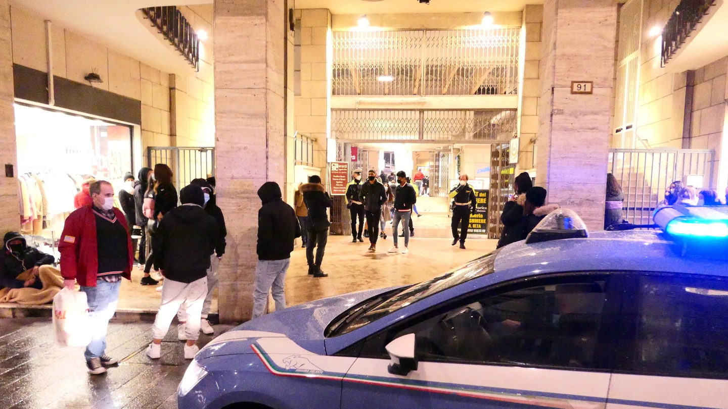 Polizia, carabinieri e polizia locale intervenuti sabato pomeriggio in centro