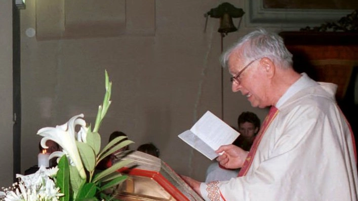 Particolare di un prete che celebra messa in una foto d'archivio 