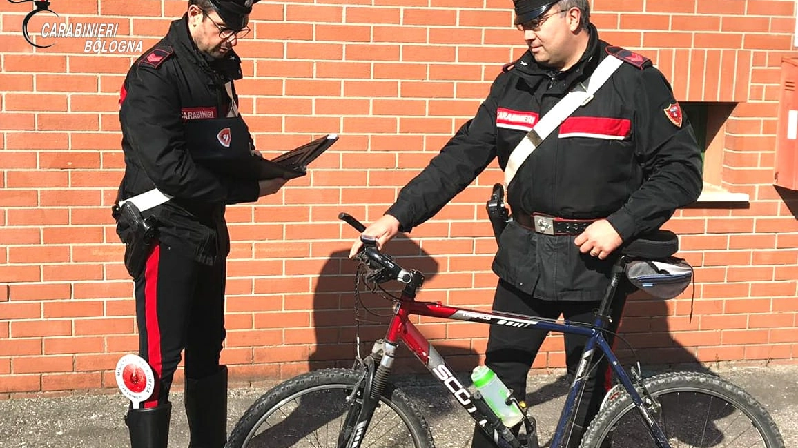 I carabinieri con una bici (foto di repertorio)