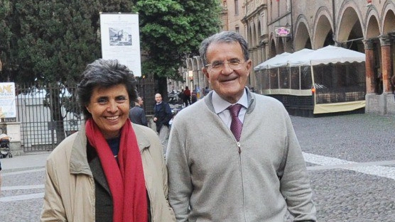 Flavia Franzoni e Romano Prodi insieme in piazza Santo Stefano a Bologna