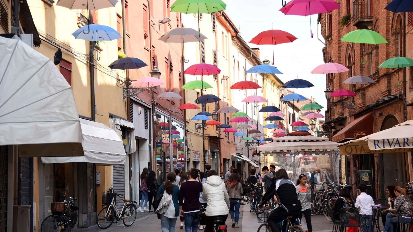 Ferrara, gli ombrelli in via Mazzini (foto Businesspress)